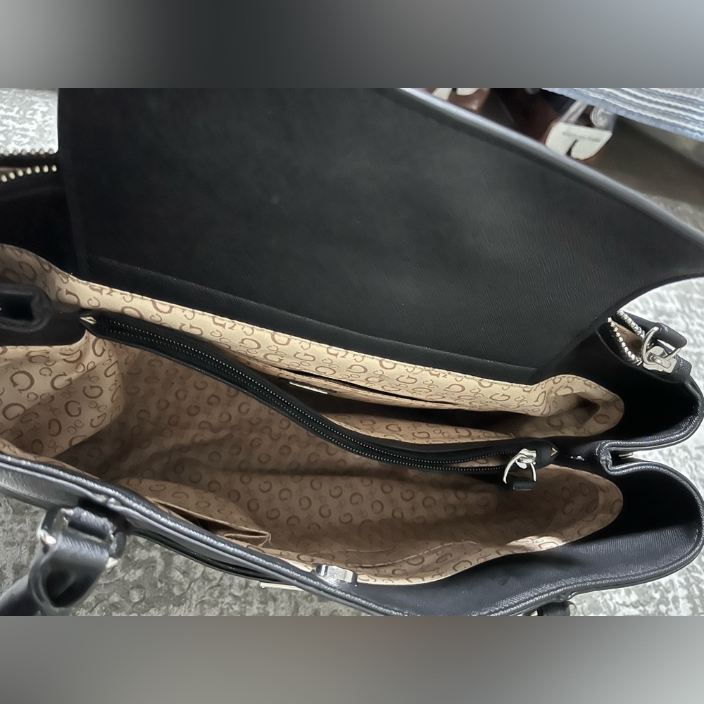 Guess purse - Picture 6 of 9